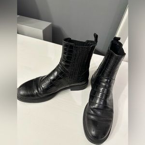 Black size 6 vagabond booties